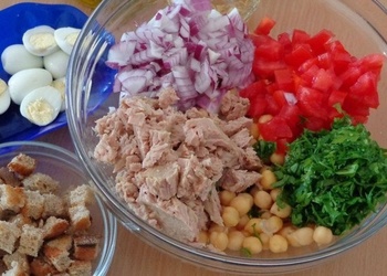 Tunča salāti ar tomātiem un kukurūzu
