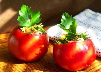 Ar zaļumiem pildīti tomāti