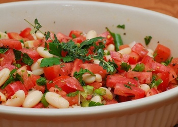 Svaigu pupu un tomātu salāti