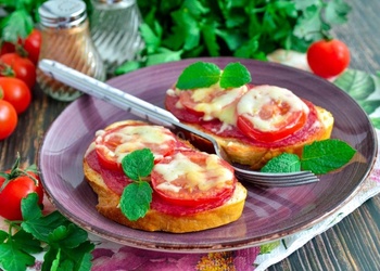 Karstmaizītes ar kūpinātu desu, sieru un tomātiem