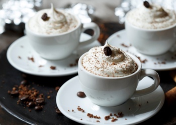 Kafijas panakota ar karameļu putām un rīvētu šokolādi