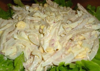Kalmāru salāti ar vārītu olu un sieru