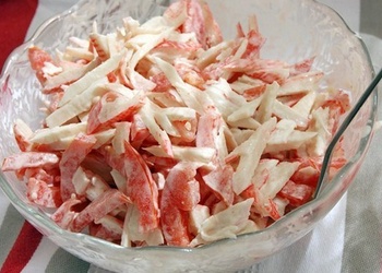 Krabju nūjiņu salāti ar tomātiem