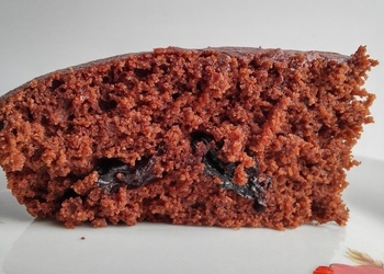Šokolādes pīrāgs ar žāvētām melnajām plūmēm
