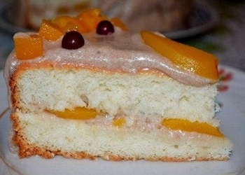 Biskvīta torte ar persikiem un vārīto krēmu