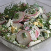 Gaļas salāti ar redīsiem un zaļumiem