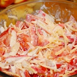 Krabju nūjiņu salāti ar tomātiem un cieto sieru