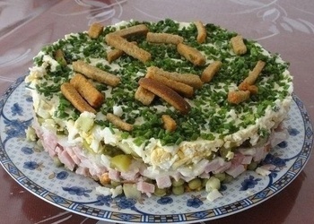 Šķiņķa salāti ar grauzdiņiem un zaļajiem zirnīšiem