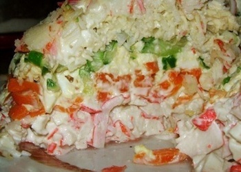 Kārtainie krabju gaļas salāti