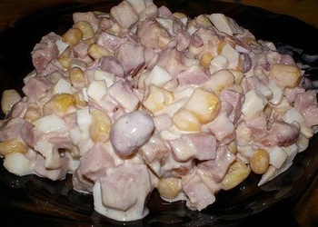 Pupiņu salāti ar šķiņķi un grauzdiņiem