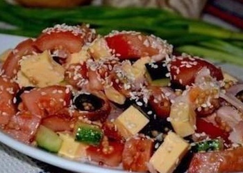 Kūpinātas vistas gaļas salāti ar dārzeņiem un sezama sēkliņām