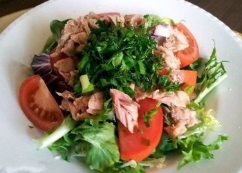 Mazkaloriju tunča salāti ar tomātiem