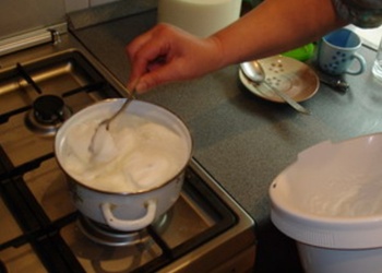 Saldā piena zupa ar olbaltumu klimpām