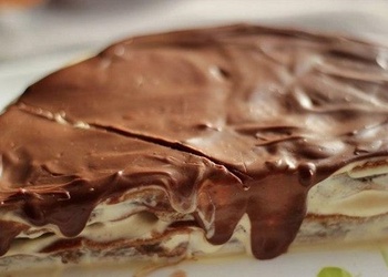 Šokolādes kūka ar skābā krējuma pildījumu