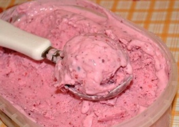 Mazkaloriju biezpiena-zemeņu saldējums
