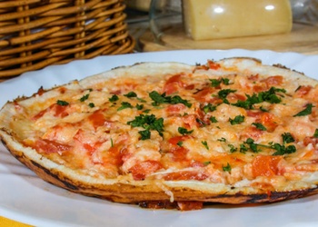 Neparastā pica - Olas ar tomātiem un sieru