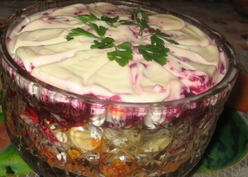Biešu salāti ar valriekstiem, rozīnēm un sieru