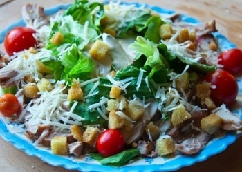 Vistas gaļas salāti ar grauzdiņiem, lapu salātiem un sieru