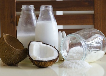 Kā kokosriekstu piens aizstāj pienu un krējumu pamatēdienos un desertos