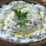 Krēmveida grieķu - gurķu jogurta mērce