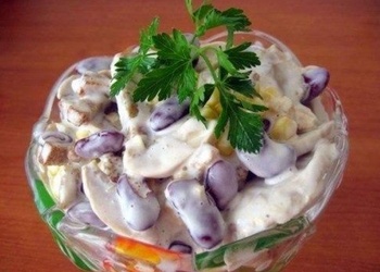 Pupiņu salāti ar kukurūzu un sēnēm