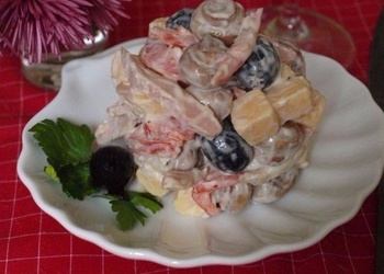 Kūpinātas vistas gaļas salāti ar sieru, tomātiem un šampinjoniem