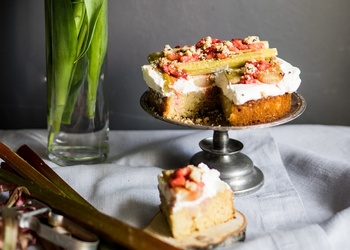 Rabarberu – mandeļu kūka