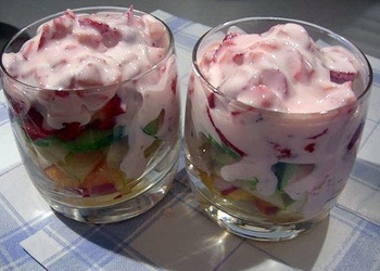 Augļu saldējuma deserts ar cepumiem un saldējumu