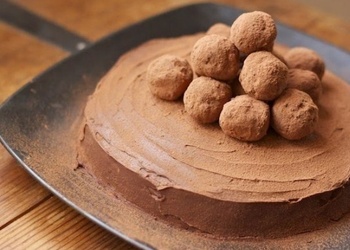 Šokolādes-aveņu pankūku torte