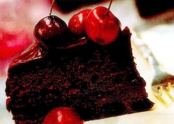 Šokolādes torte „Melnais princis” ar ķiršiem