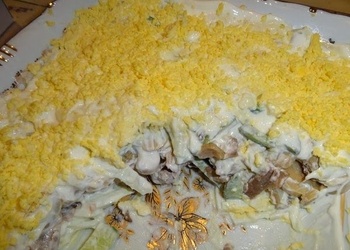 Vistas filejas salāti ar svaigiem gurķiem un konservētiem šampinjoniem