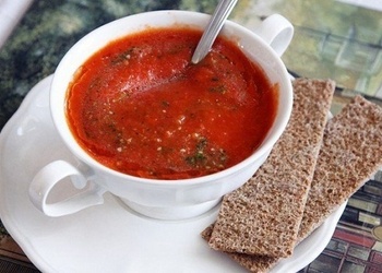 Ceptu tomātu un paprikas zupa ar rozmarīnu