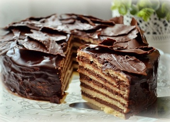 Smilšu biskvīta torte ar šokolādes pudiņa krēmu