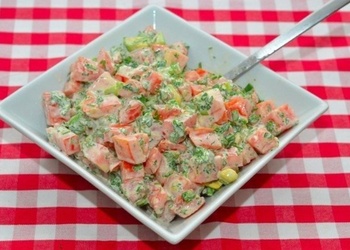 Tomātu un avokado salāti