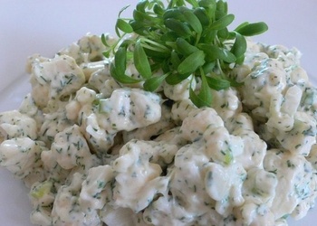 Ziedkāpostu salāti ar zilo sieru un riekstiem