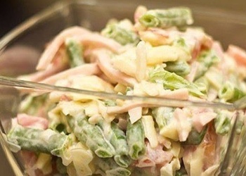 Šķiņķa salāti ar zaļajām pākšu pupiņām