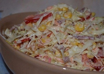 Svaigu kāpostu salāti ar krabju nūjiņām, papriku un kūpinātu desu
